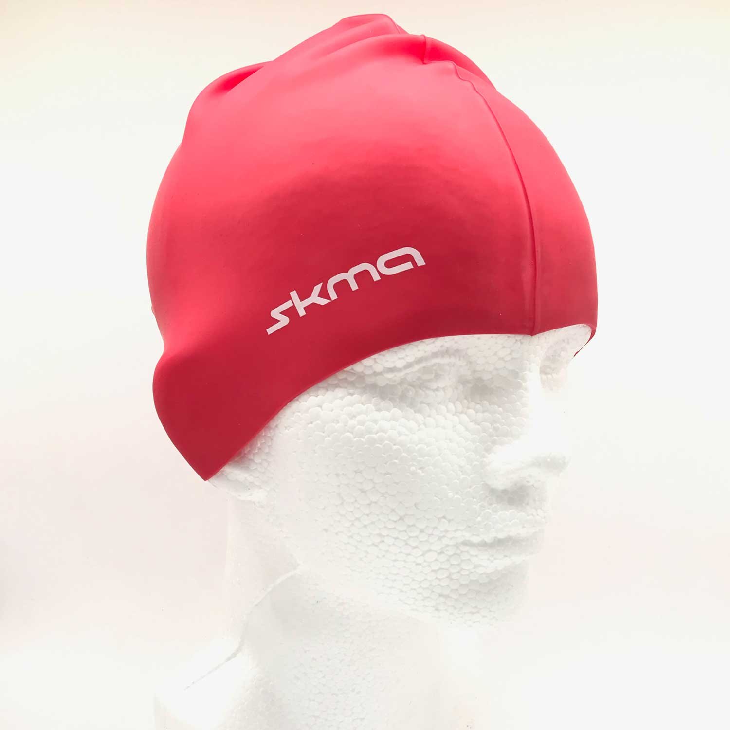 maniquí mostrando gorra de silicón para natación roja